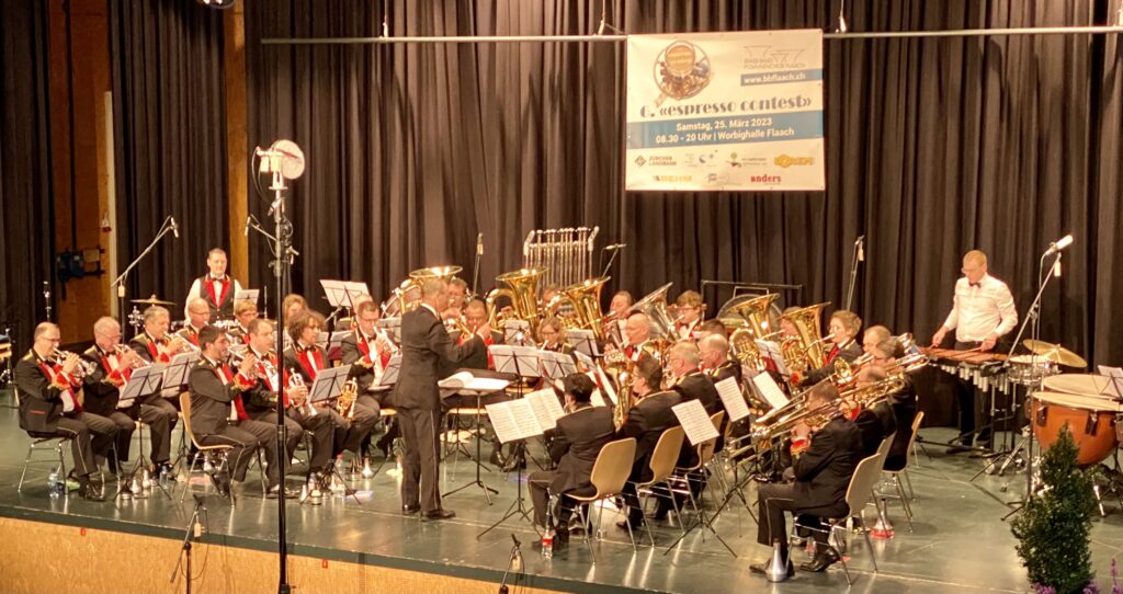 Die Brass Band Eglisau feierte den Sieg am «espresso contest» 2023 in Flaach.