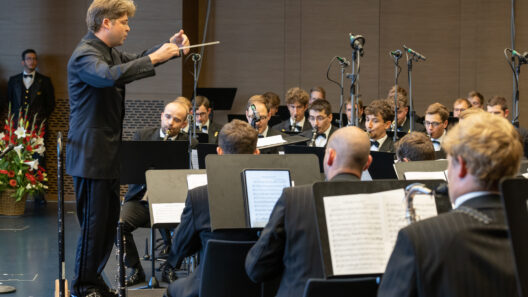 Das Symphonische BO Schweizer Armeespiel, dirigiert von Gaudens Bieri