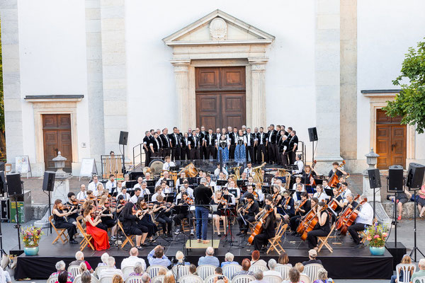 Die Stadtmusik Olten mit dem Jungen Kammerorchester Solothurn und dem Jodlerklub Lyssach.