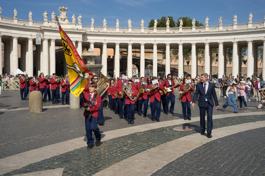 Marschmusik der JM Pratteln auf dem Petersplatz in Rom