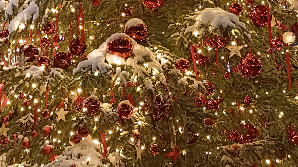 Teil eines geschmückten Weihnachtsbaums inkl. Schnee