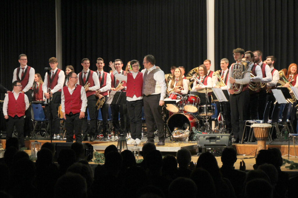 Brass Band Harmonie Neuenkirch auf der Bühne bei ihrem Konzert «Brass Insieme»